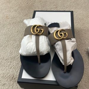 Gucci Leather thong sandals with Double G